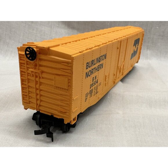 Bachmann HO Scale Burlington Northern B N 26534 Yellow Boxcar Model Train Collec - Picture 5 of 10
